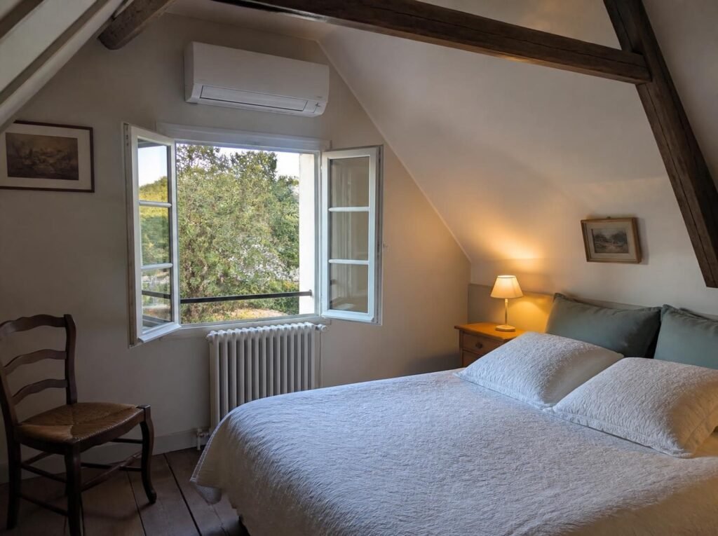 Chambre sous combles équipée d'une climatisation réversible murale au Mans